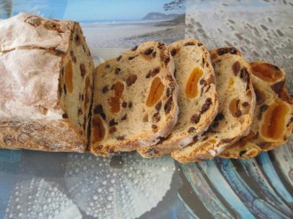 sliced-fruit-bread