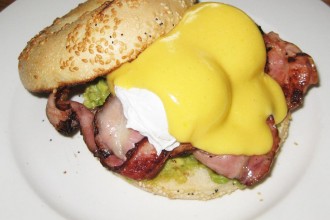 eggs-benedict-Las-Chicas