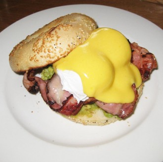 eggs-benedict-Las-Chicas