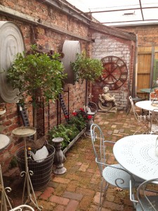 Plants grow well in the courtyard